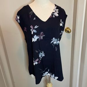 Sleeveless blouse, navy with flowers (XL)